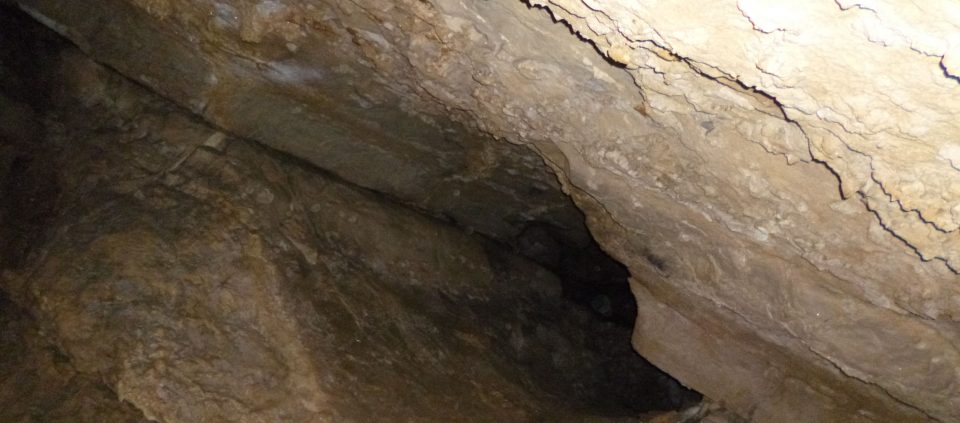 Grotta circolare disassata da una frattura diagonale.